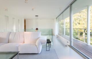 Plinth heating and large windows: like hand in glove