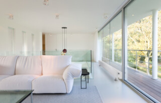 Plintverwarming en grote ramen: twee handen op een buik