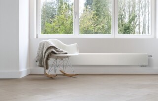 Waarom staat de radiator onder een raam?